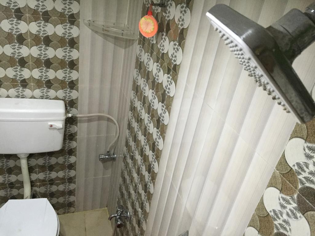 Oyo 75627 New Ankit Guest House Varanasi Bagian luar foto