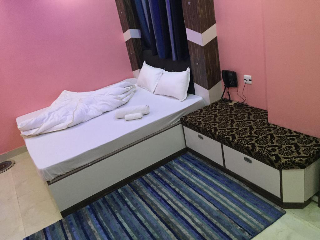Oyo 75627 New Ankit Guest House Varanasi Bagian luar foto